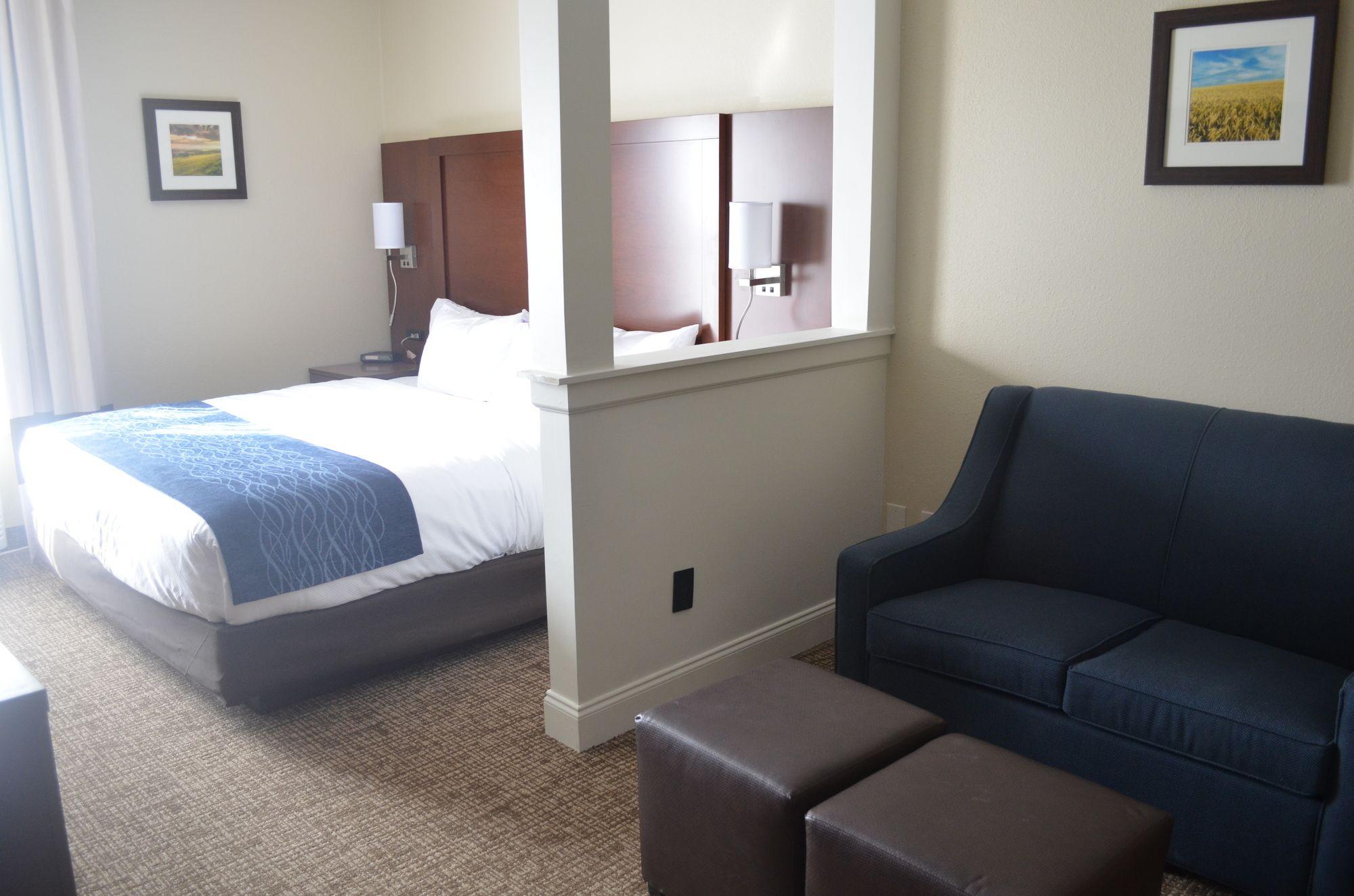 Comfort Inn & Suites Junction City - Near Fort Riley Εξωτερικό φωτογραφία