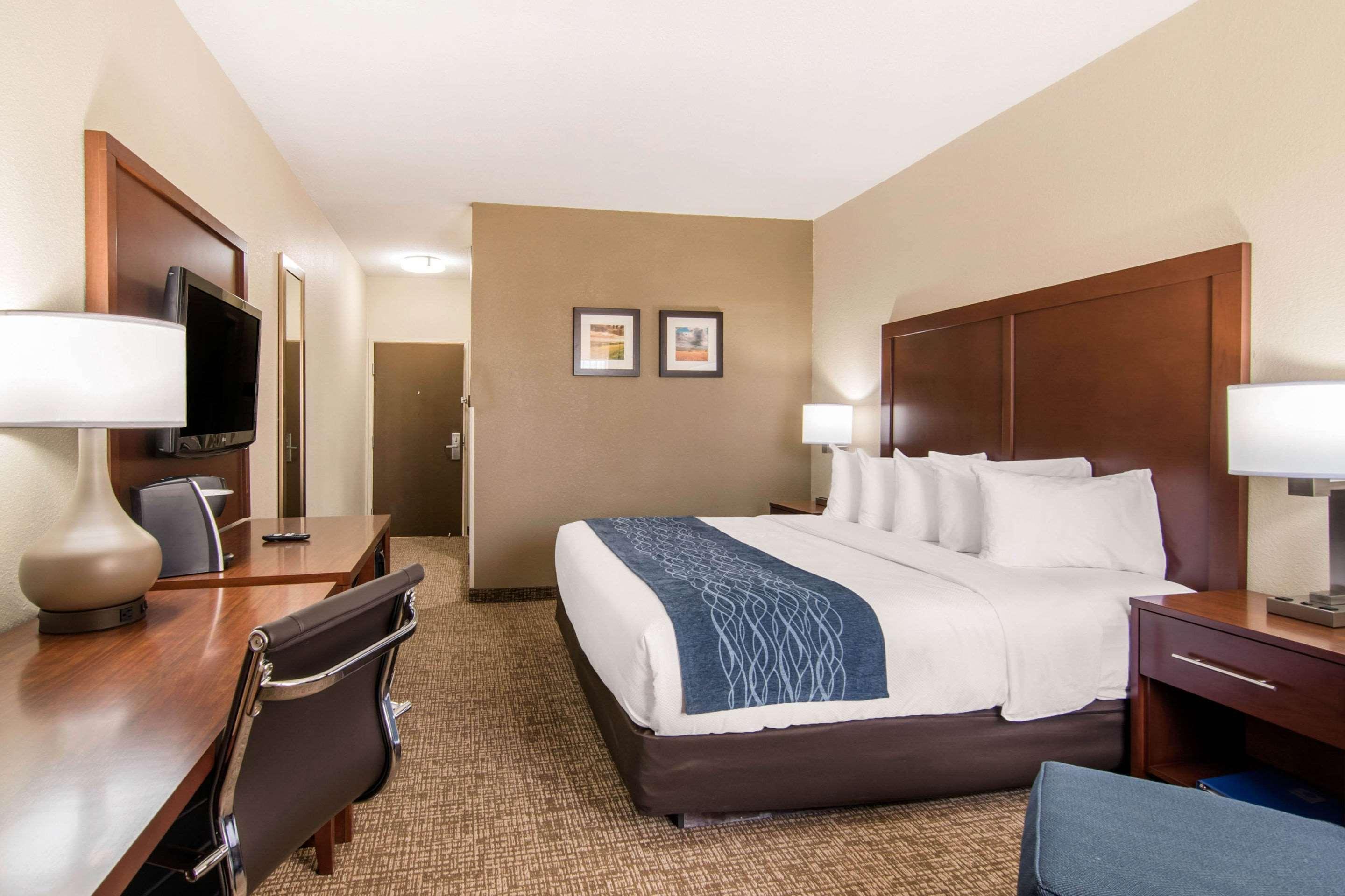 Comfort Inn & Suites Junction City - Near Fort Riley Εξωτερικό φωτογραφία
