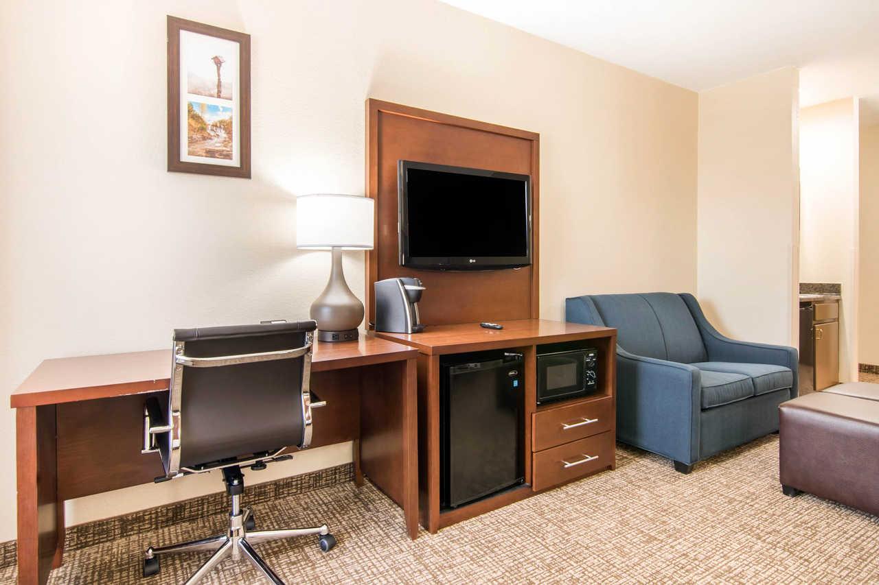 Comfort Inn & Suites Junction City - Near Fort Riley Εξωτερικό φωτογραφία