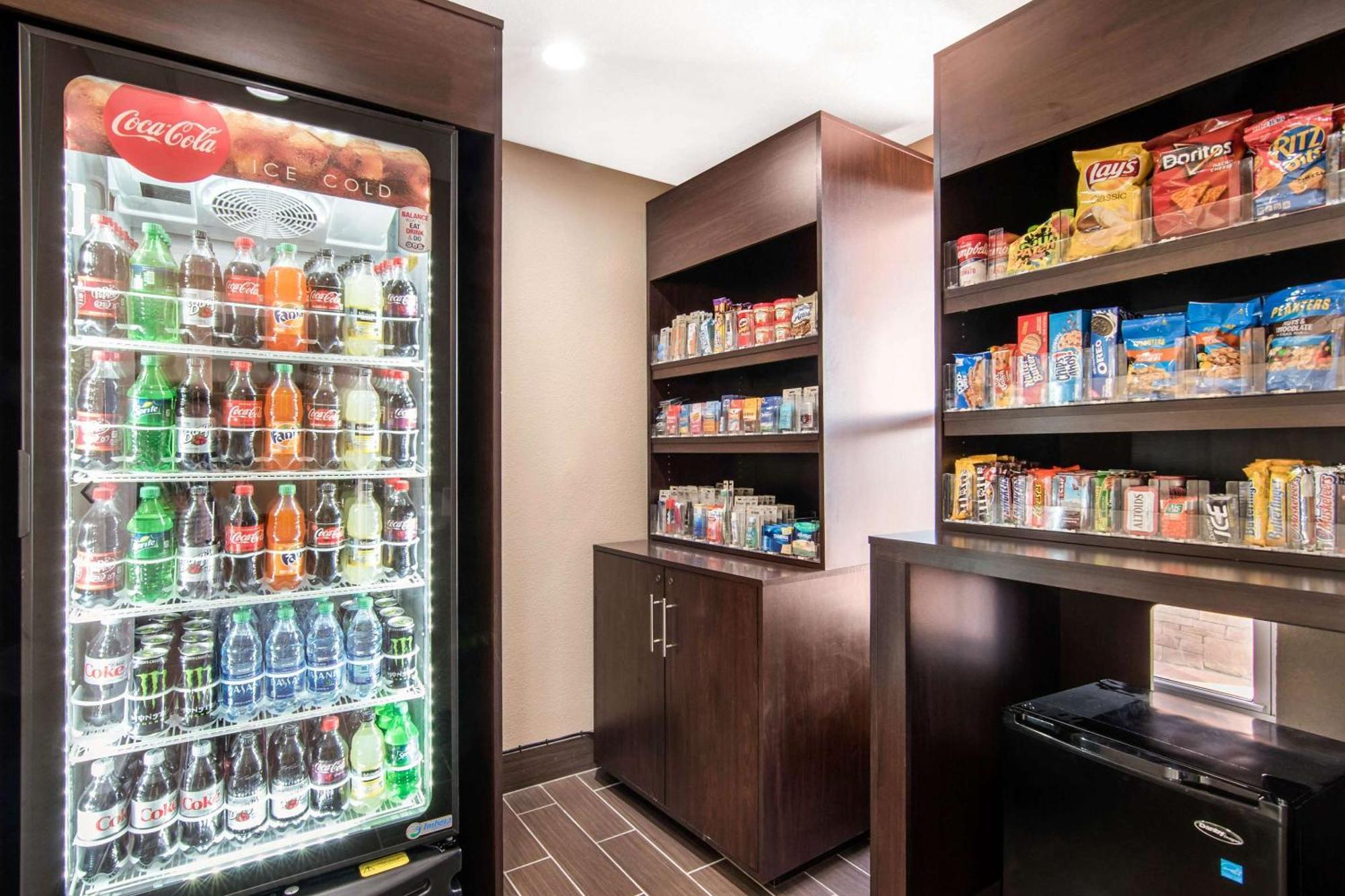 Comfort Inn & Suites Junction City - Near Fort Riley Εξωτερικό φωτογραφία